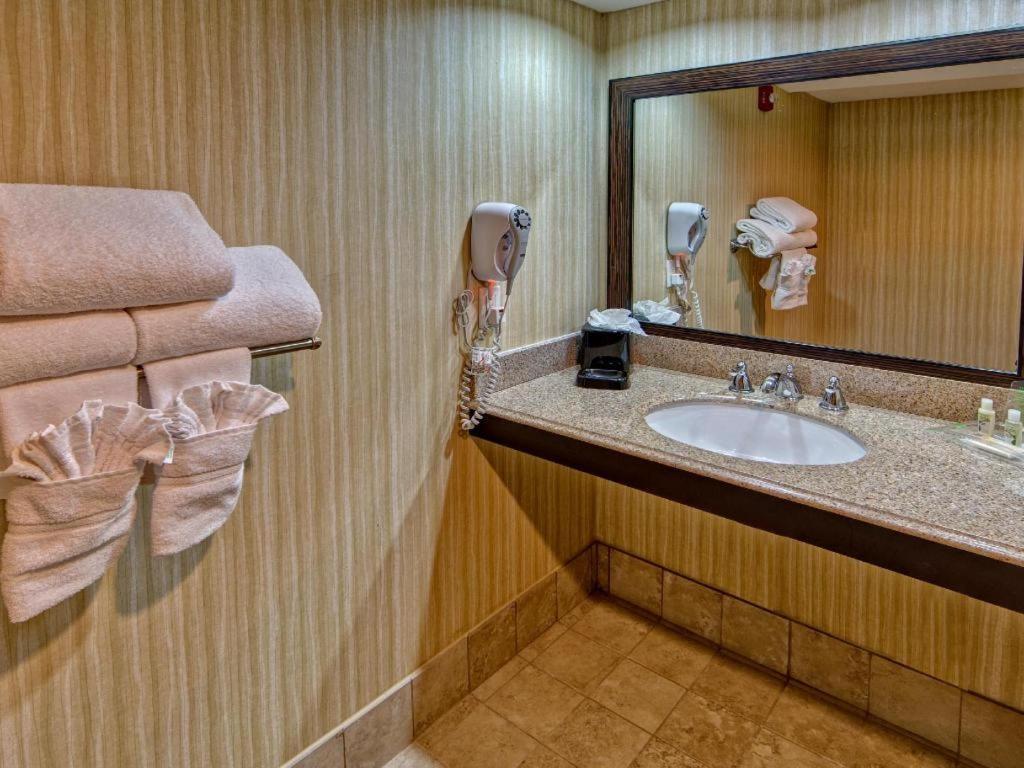 Clarion Hotel & Suites Conference Center Memphis Airport Exteriör bild